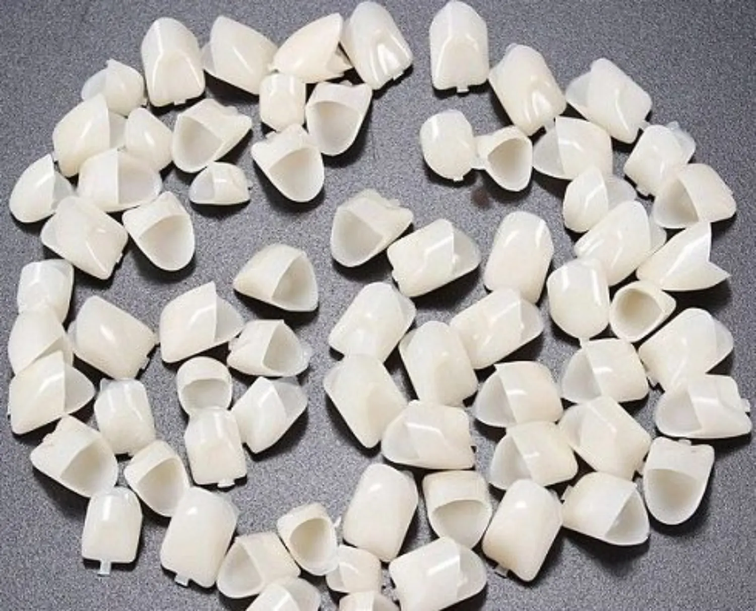 Răng tạm được gắn để bảo vệ răng trong thời gian chờ bác sĩ chế tạo mão sứ